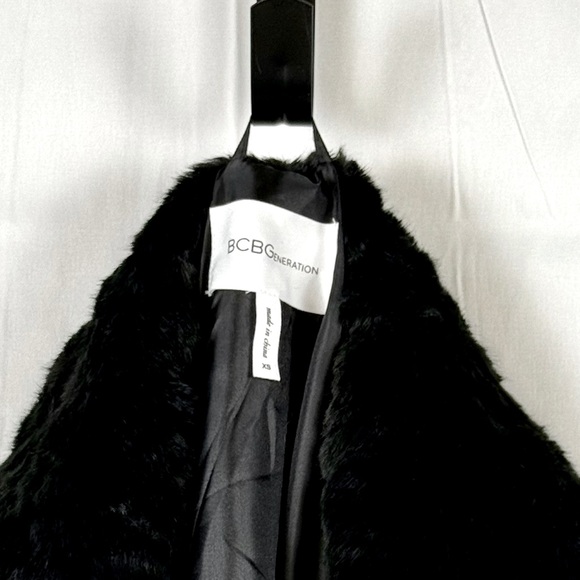BCBGeneration Open Front Faux Fur Vest | Black | XS - Picture 4 of 4